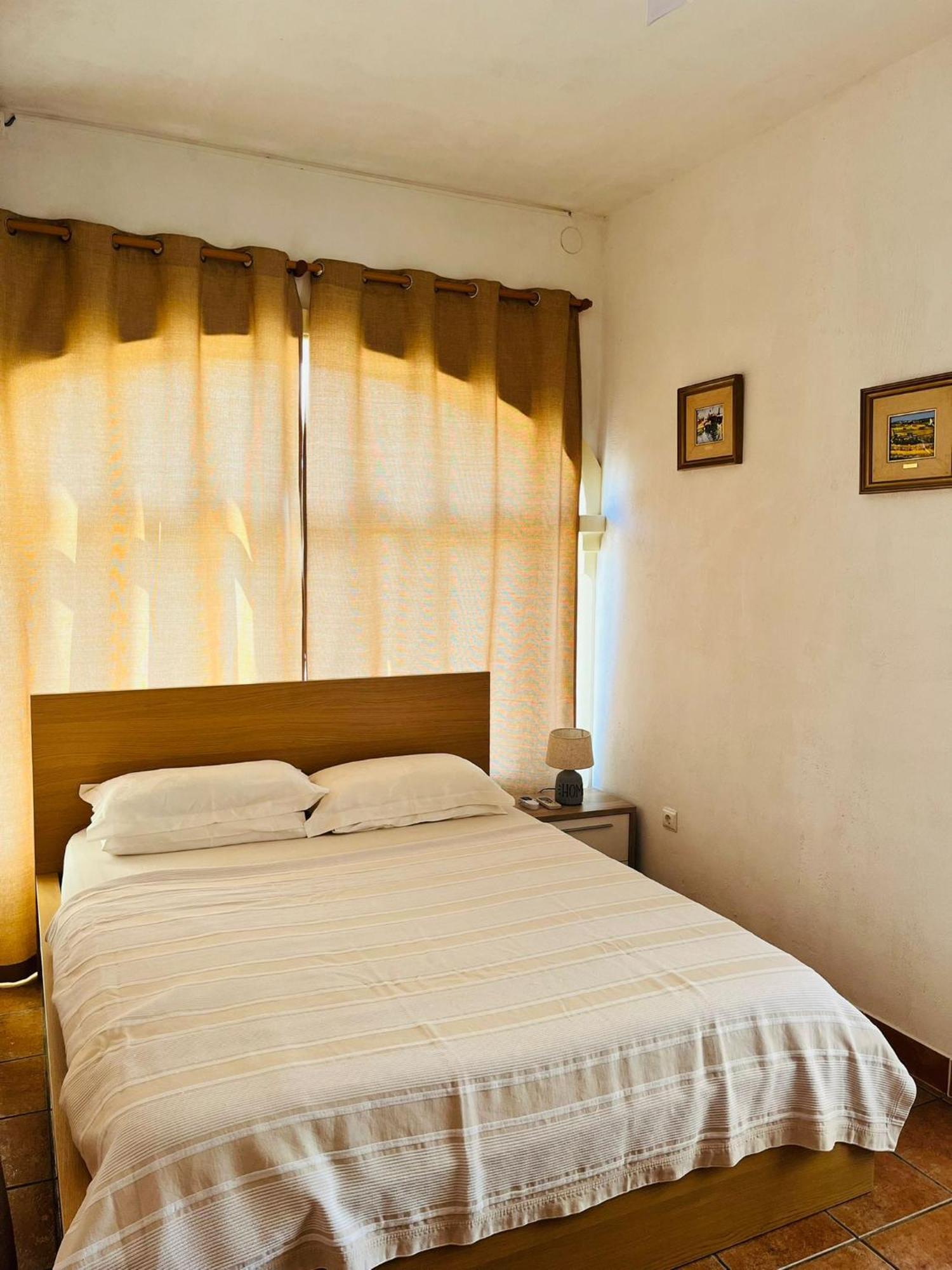 Гостьовий будинок The House Les Deveses Екстер'єр фото